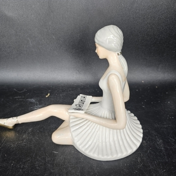 Vintage‎ porcelain resting ballerina reading musical notes - Picture 4 of 7